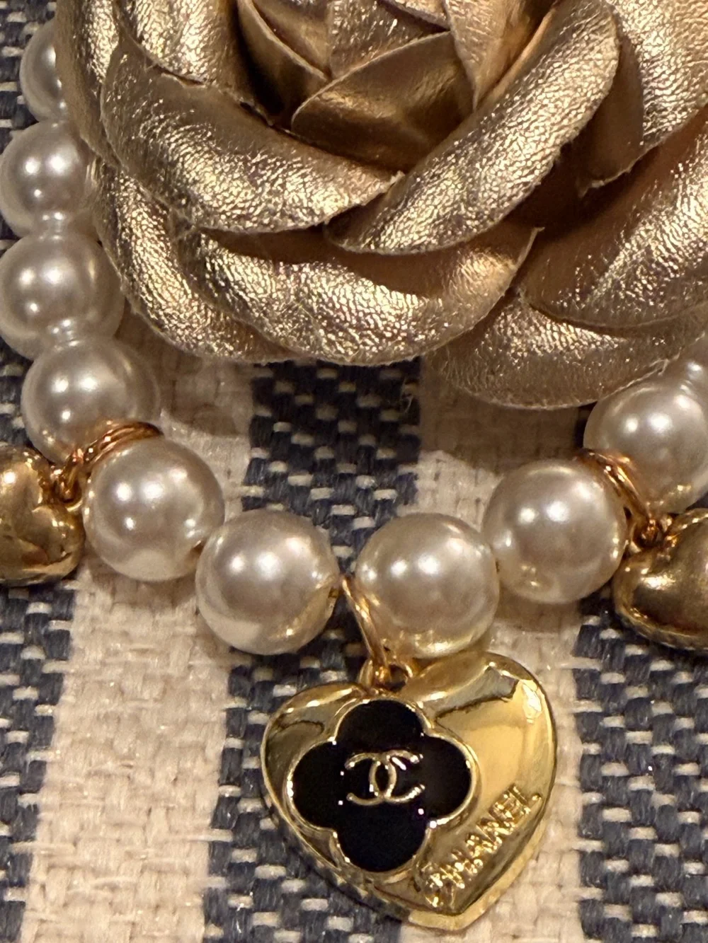 CHANEL Beaute VIP/ GWP Gold Camellia Pearl and Ribbon Keyring Charm 🖤💛🖤💛
